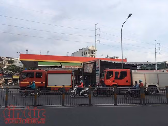 Trụ bơm xăng phát cháy, nhiều khách bỏ chạy ảnh 2