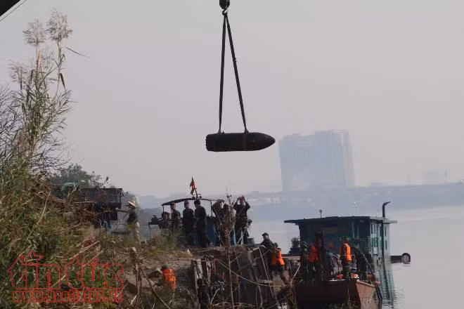 Trục vớt quả bom dài 2m dưới lòng sông Hồng ảnh 12