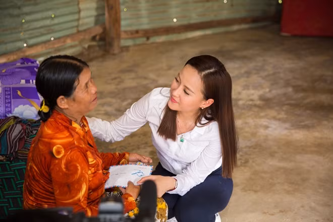 Tân hoa hậu Khánh Ngân trích 150 triệu tiền thưởng chia sẻ nỗi đau với bà con vùng lũ Phú Yên ảnh 8