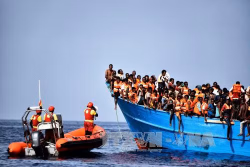 Chìm thuyền ngoài khơi Libya, hàng chục người di cư thiệt mạng ảnh 1