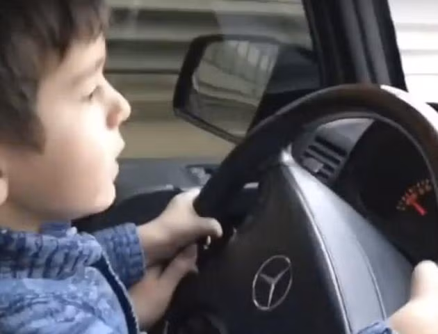Cậu bé 4 tuổi lái ô tô chạy gần trăm km/h trên đường cao tốc ảnh 1