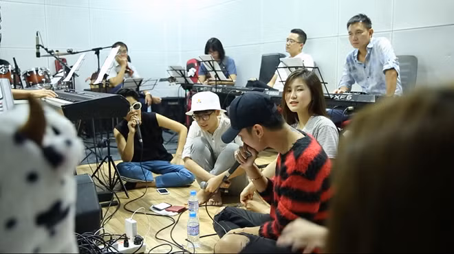 Bốn HLV The Voice Kids hòa giọng cùng nhau trong phòng tập trước thềm Chung kết ảnh 1