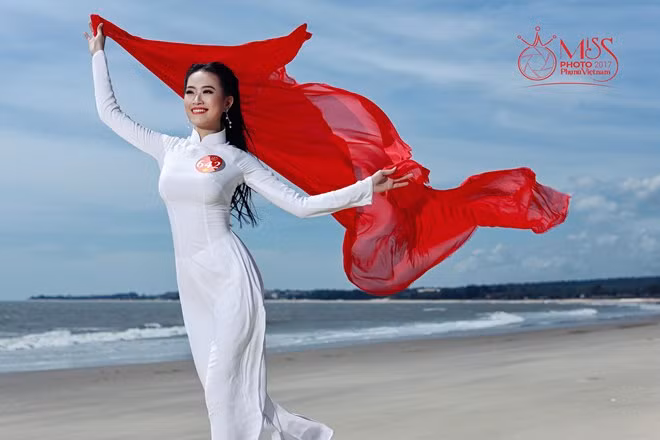 Ngắm vẻ đẹp thanh khiết của thí sinh Miss Photo cùng áo dài trước biển ảnh 15