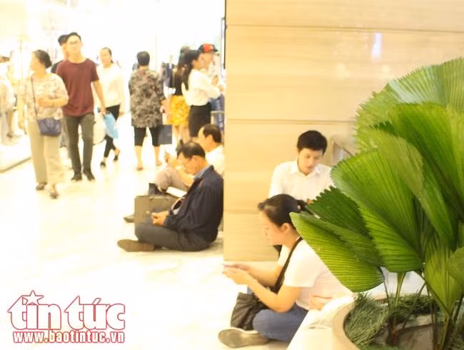 Hàng ngàn người đổ về các trung tâm thương mại trong ngày Black Friday ảnh 5