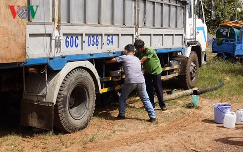 Bắt quả tang xe xả trộm dầu nhớt cặn ra suối, hồ nước ảnh 1