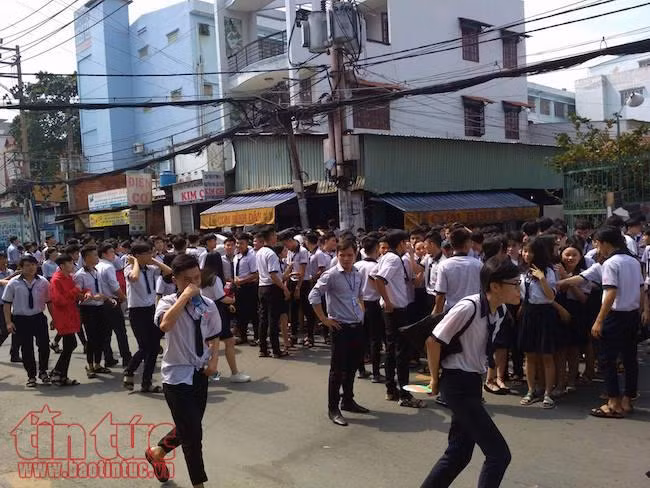 Trường bất ngờ bốc cháy, hàng trăm học sinh sơ tán khẩn cấp ảnh 2