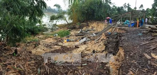 Sạt lở nghiêm trọng bờ sông Hương ảnh 3