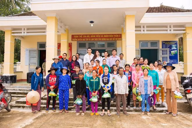 Tân hoa hậu Khánh Ngân trích 150 triệu tiền thưởng chia sẻ nỗi đau với bà con vùng lũ Phú Yên ảnh 4