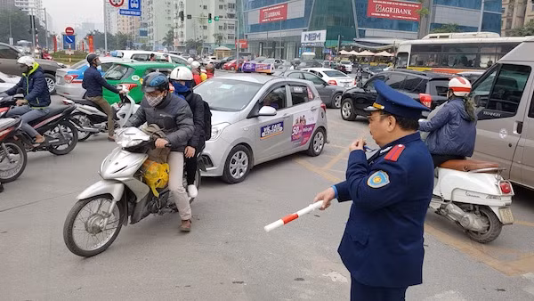 Hà Nội: Xe buýt nhanh chật vật di chuyển trong ngày đầu hoạt động ảnh 2