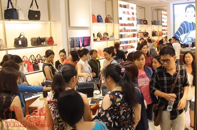 Hàng ngàn người đổ về các trung tâm thương mại trong ngày Black Friday ảnh 3