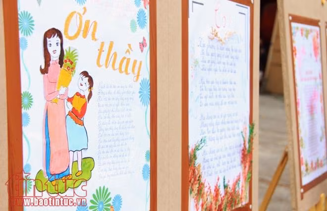 Các cô giáo xinh như hoa trên báo tường của các em ảnh 10