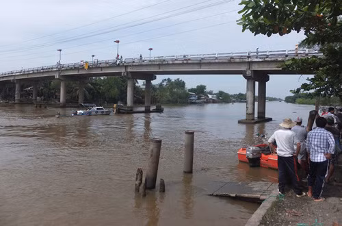 Tìm thấy hai thi thể trong vụ chìm sà lan ở huyện Châu Thành, Tiền Giang ảnh 1