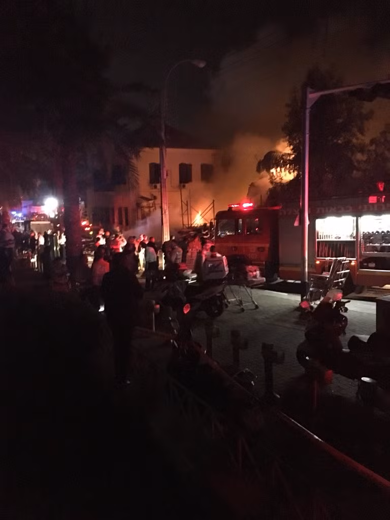 Nổ lớn rung chuyển Tel Aviv, cầu lửa thiêu trụi hàng loạt ô tô ảnh 3