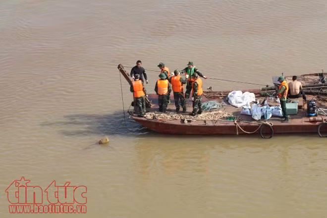 Trục vớt quả bom dài 2m dưới lòng sông Hồng ảnh 10