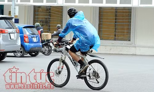 Người Hà Nội co ro trong cái rét đầu đông ảnh 5