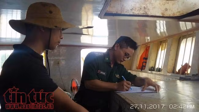 Bắt được một sà lan ‘cát tặc’ trên vùng biển Cần Giờ ảnh 1