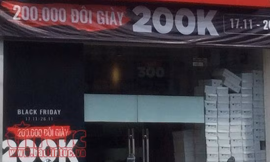 Các cửa hàng tại TP Hồ Chí Minh ồ ạt giảm giá theo trào lưu Black Friday ảnh 1