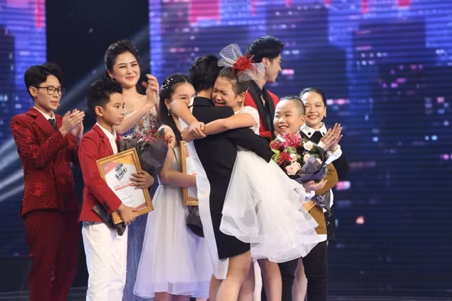 Ngọc Ánh - học trò Vũ Cát Tường đăng quang quán quân The Voice Kids 2017 ảnh 1