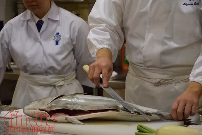 Xem bếp trưởng Nhật Bản trình diễn tuyệt kỹ chế biến sashimi ảnh 4