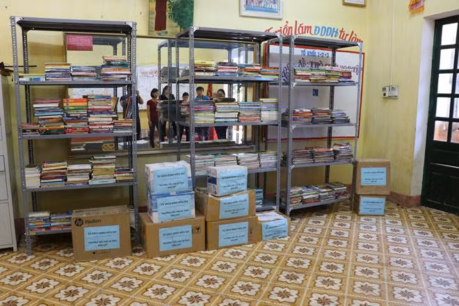 Trao tặng tủ sách Đinh Hữu Dư cho học sinh tỉnh Yên Bái ảnh 1
