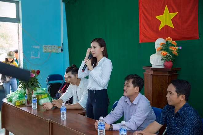 Tân hoa hậu Khánh Ngân trích 150 triệu tiền thưởng chia sẻ nỗi đau với bà con vùng lũ Phú Yên ảnh 2
