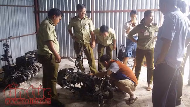 Phát hiện kho hàng lậu ‘núp bóng’ bãi xe ảnh 2