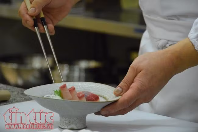 Xem bếp trưởng Nhật Bản trình diễn tuyệt kỹ chế biến sashimi ảnh 6