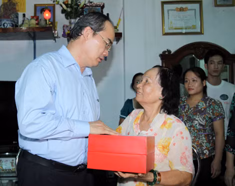 Phó Thủ tướng Nguyễn Thiện Nhân thăm gia đình người có công tại Hà Nội ảnh 1