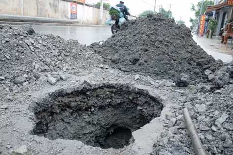 Sụt lún mặt đường thành 'hố tử thần' ảnh 1