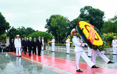 Lãnh đạo Đảng, Nhà nước dâng hương tưởng niệm các Anh hùng liệt sỹ ảnh 1