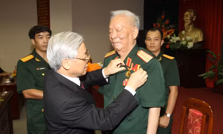 Đại tướng Lê Đức Anh nhận huy hiệu 75 năm tuổi Đảng ảnh 1
