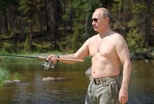 Putin trổ tài câu cá chó 21kg ảnh 1