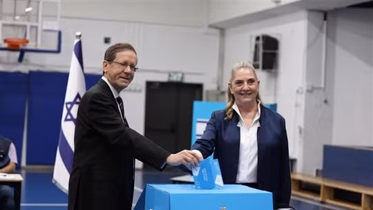 Tổng thống Israel Isaac Herzog và phu nhân Michal Herzog bỏ phiếu tại điểm bỏ phiếu đặt ở Trường Tiểu học Paula Ben-Gurion ở Jerusalem. Ảnh: TTXVN phát 