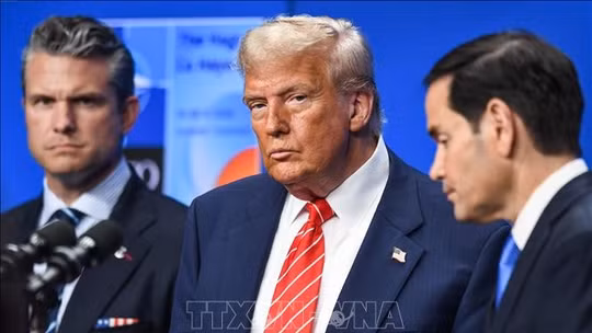 Tổng thống Mỹ Donald Trump (giữa) trong cuộc họp báo sau khi dự Hội nghị thượng đỉnh NATO ở Lahay, Hà Lan, ngày 25/6/2025. Ảnh: THX/TTXVN·