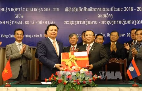 Việt Nam và Lào tăng cường hợp tác tài chính ảnh 1