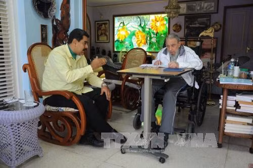 Lãnh tụ Cuba Fidel Castro xuất hiện sau 9 tháng ảnh 1