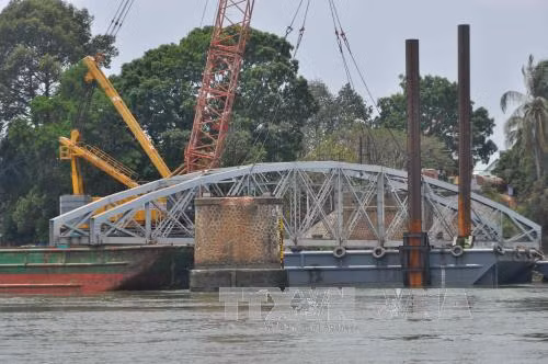 Cẩu thành công nhịp cầu Ghềnh còn lại khỏi hiện trường ảnh 1