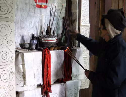 Tín ngưỡng thờ cúng tổ tiên của người Mông ảnh 1