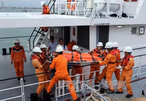 Đưa thuyền viên nghi bị viêm đại tràng co thắt về đất liền ảnh 1