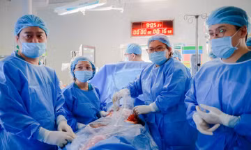 Thai nhi 26 tuần được nong van tim ngay trong bụng mẹ