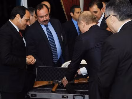 Ông Putin tặng AK-47 cho Tổng thống Ai Cập ảnh 1
