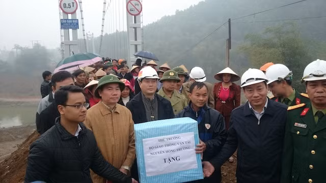 Đồng bào cám ơn Đảng có cầu treo đón Tết ảnh 2
