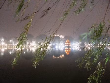 Hồ Gươm huyền ảo đêm cuối năm ảnh 3