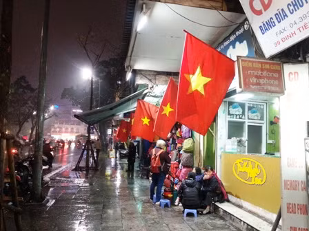 Hồ Gươm huyền ảo đêm cuối năm ảnh 8