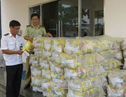 Hàng giả trong... quà Tết tặng công nhân ảnh 1