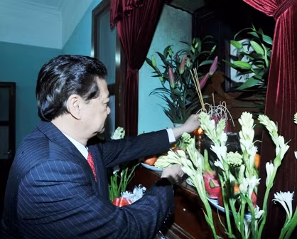 Thủ tướng Nguyễn Tấn Dũng dâng hương tưởng niệm Chủ tịch Hồ Chí Minh ảnh 2