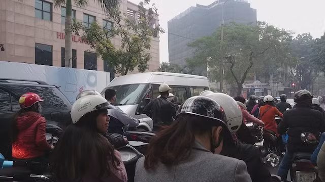 Giao thông Hà Nội “nghẹt thở'” dịp cận Tết ảnh 6