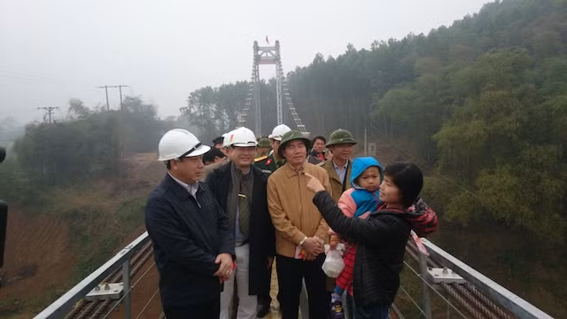 Đồng bào cám ơn Đảng có cầu treo đón Tết ảnh 1