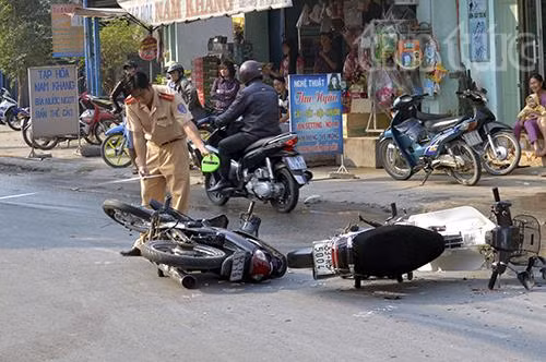Xe máy tông nhau, 2 người nhập viện cấp cứu ảnh 1