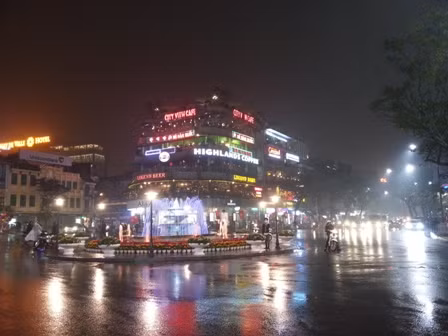 Hồ Gươm huyền ảo đêm cuối năm ảnh 13